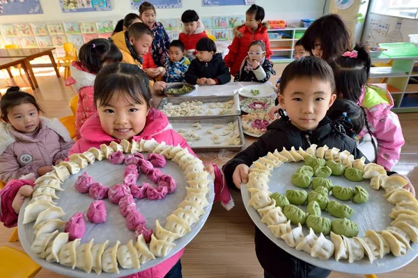 Chinese Children Show Dumplings Made Teacher Celebrate Upcoming Winter Solstice — Stock Photo, Image