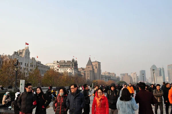 Turyści Tłumy Promenady Bund Wzdłuż Rzeki Huangpu Festiwalu Wigilijną Szanghaju — Zdjęcie stockowe