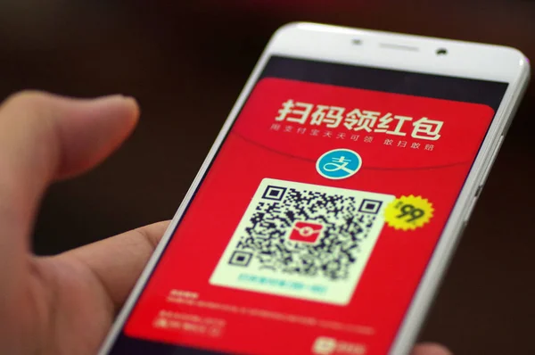 Chinese Mobile Phone User Scans Code Mobile Payment Service Alipay — Stock Photo, Image
