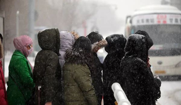 Des Résidents Locaux Attendent Des Bus Dans Une Tempête Neige — Photo