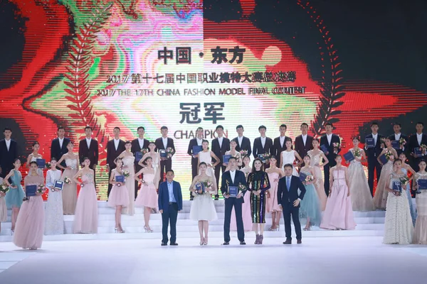 Concorrenti Posano Durante Cerimonia Premiazione Del Diciassettesimo China Fashion Model — Foto Stock