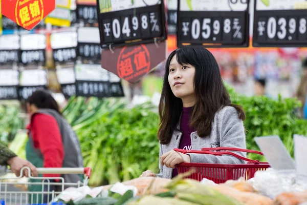 中国東部江蘇省南京市のスーパーマーケットで野菜を買うお客さん 2017年3月8日 — ストック写真