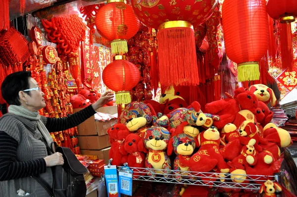 Residentes Chineses Locais Compram Lanternas Vermelhas Decalques Outras Decorações Para — Fotografia de Stock
