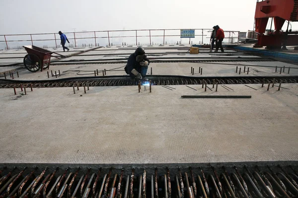 Chinesische Arbeiter Pflastern Das Brückendeck Der Längsten Schrägseilbrücke Der Welt — Stockfoto