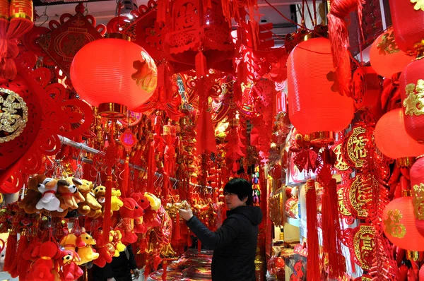 Los Residentes Chinos Locales Compran Linternas Rojas Calcomanías Otras Decoraciones — Foto de Stock