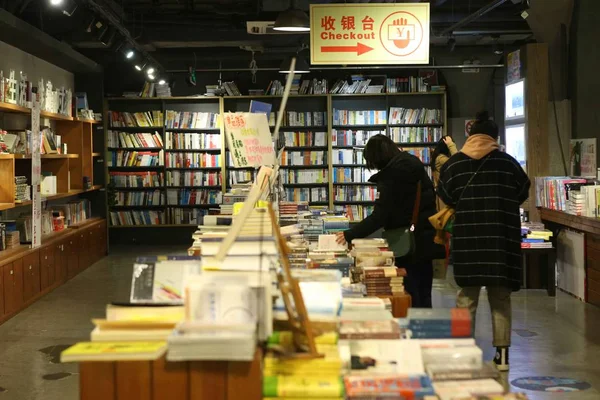 Clientes Leem Livros Livraria Horas Popular Bookmall Fuzhou Road Xangai — Fotografia de Stock