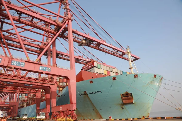 Trabalhadores Chineses Atracam Navio Contêiner Mary Maersk Linha Maersk Porto — Fotografia de Stock