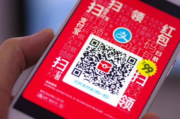 Chinese Mobile Phone User Scans Code Mobile Payment Service Alipay — Stock Photo, Image