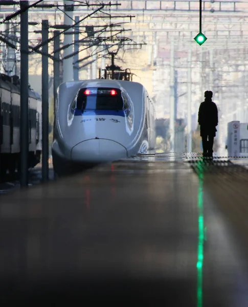 Passeggeri Camminano Sui Binari Della Stazione Ferroviaria Yantai Nella Città — Foto Stock