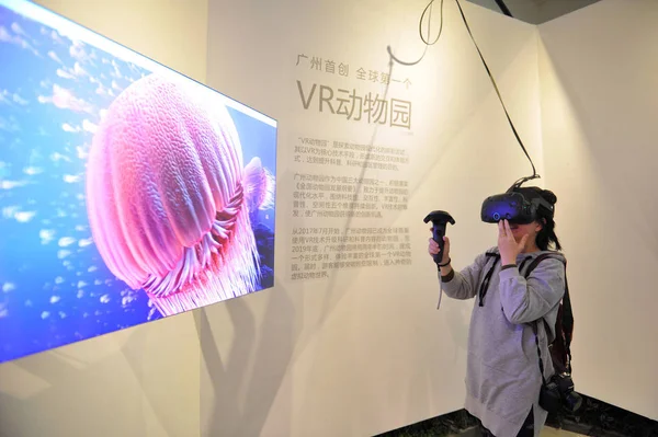 Ένας Τουρίστας Που Φοράει Μια Συσκευή Εικονική Πραγματικότητα Προσπαθεί Προβάλει — Φωτογραφία Αρχείου