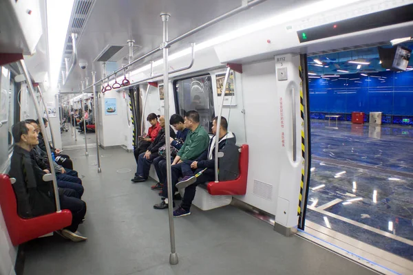 Pasażerowie Postrzegane Pociągu Metra Stacji Metra Port Pasażerski Nansha Linii — Zdjęcie stockowe
