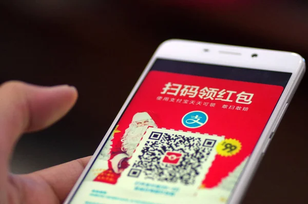 Chinese Mobile Phone User Scans Code Mobile Payment Service Alipay — Stock Photo, Image