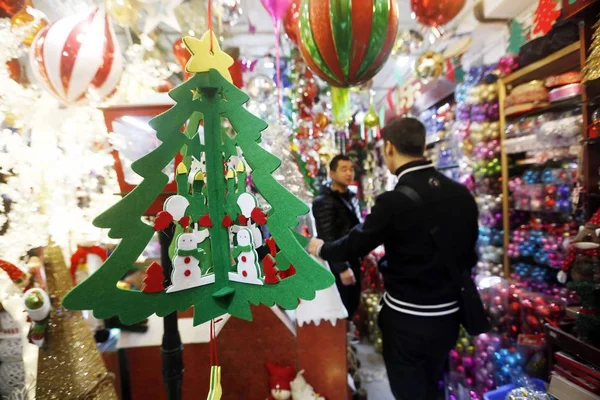 Kunden Kaufen Weihnachtsdekorationen Und Geschenke Auf Dem Kleinen Rohstoffmarkt Garden — Stockfoto