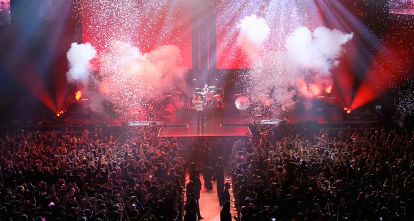 アメリカン ロックのメンバー バンドを想像するドラゴンズは 2018 上海でのコンサート中に実行します — ストック写真