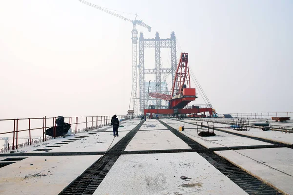 Trabalhadores Chineses Pavimentam Convés Ponte Mais Longa Mundo Ponte Rio — Fotografia de Stock