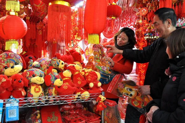 Chinesische Einheimische Kaufen Rote Laternen Abziehbilder Und Andere Dekorationen Für — Stockfoto