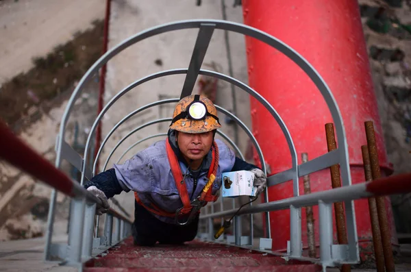 Travailleur Chinois Travaille Sur Chantier Construction Deuxième Premier Pont Suspendu — Photo