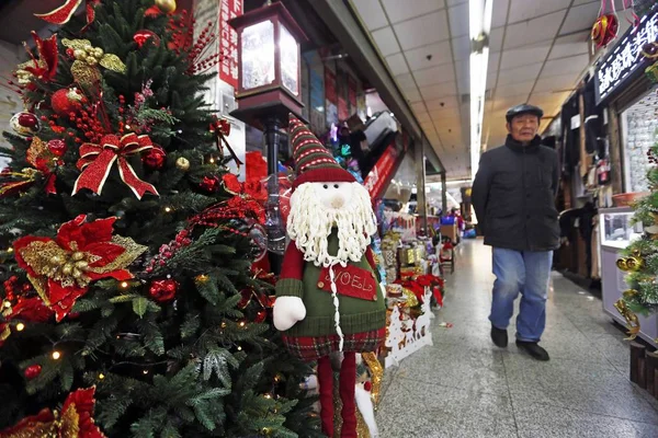 Kunden Kaufen Weihnachtsdekorationen Und Geschenke Auf Dem Kleinen Rohstoffmarkt Garden — Stockfoto