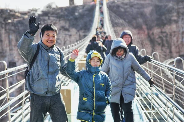 Los Turistas Posan Para Las Fotos Puente Colgante Vidrio Más Fotos de stock libres de derechos