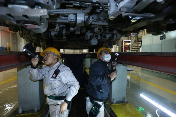 Chinese Mechanicians Check Crh China Railway High Speed Bullet Train — Stock Photo, Image