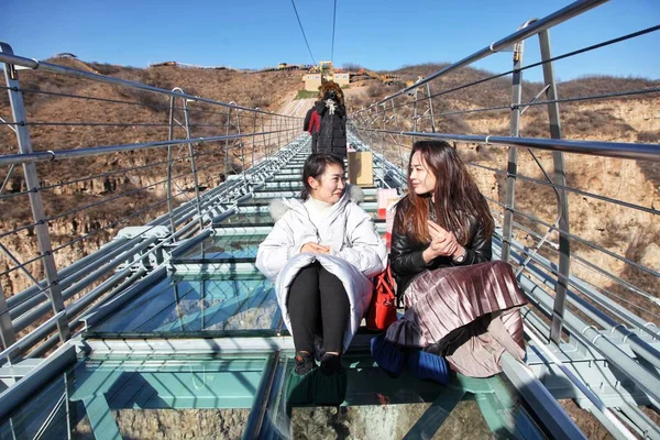 Les Touristes Posent Pour Des Photos Sur Long Pont Suspendu — Photo