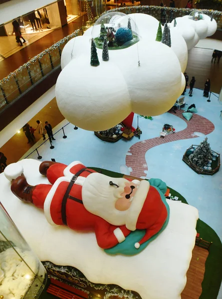 Vista Aérea Papai Noel Gigante Deitado Telhado Uma Cabine Frente — Fotografia de Stock