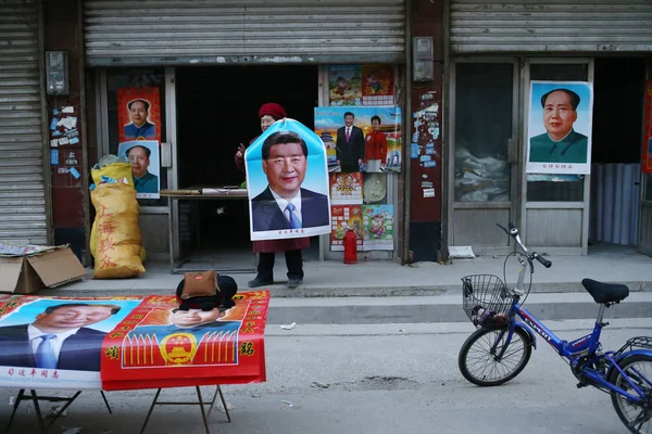 Shop Owner Displays Poster Chinese President Jinping Upcoming New Year — Stock Photo, Image