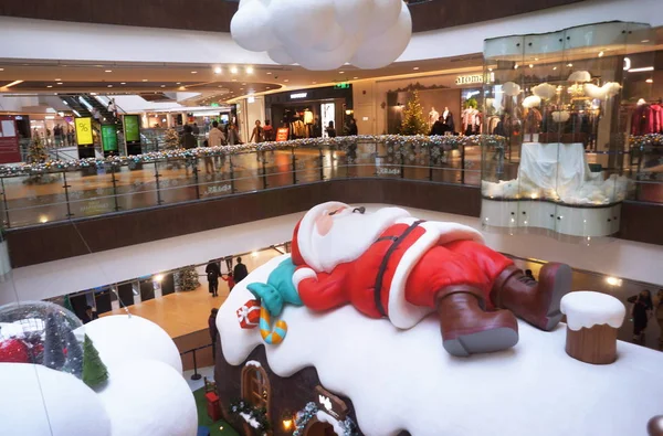 Vista Aérea Papai Noel Gigante Deitado Telhado Uma Cabine Frente — Fotografia de Stock