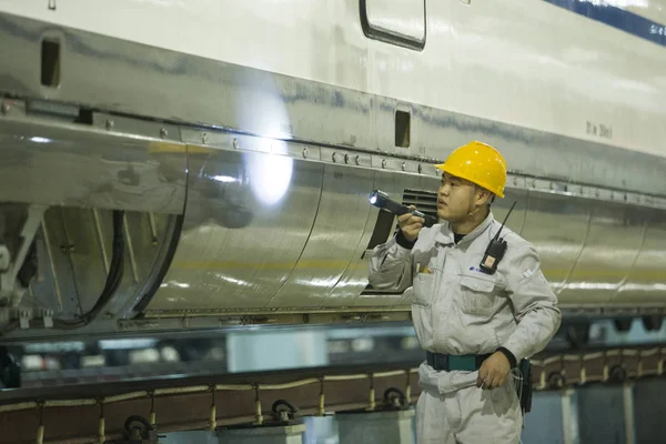 Китайский Механик Проверяет Скоростной Скоростной Поезд Crh China Railway High — стоковое фото