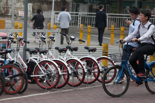 Des Cyclistes Passent Devant Des Vélos Électriques Service Partage Vélos — Photo