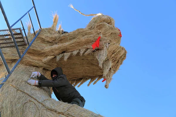 Trabajador Chino Construye Dos Dragones Hechos Paja Que Dice Que — Foto de Stock