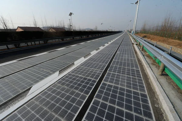 Los Paneles Solares Están Pavimentados Primera Carretera Fotovoltaica Del Mundo —  Fotos de Stock