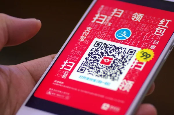 Chinese Mobile Phone User Scans Code Mobile Payment Service Alipay — Stock Photo, Image