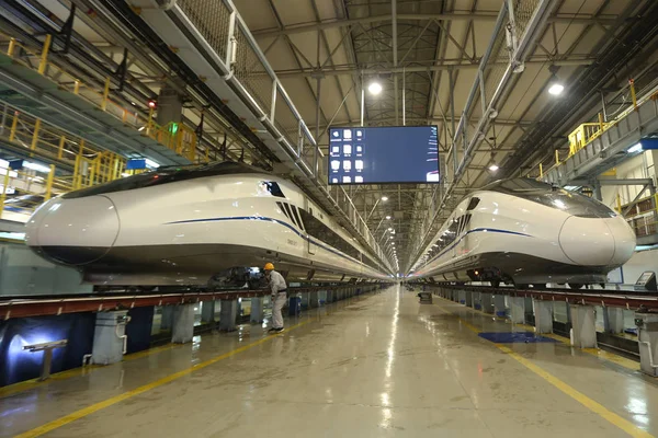 Mecánico Chino Comprueba Tren Bala Crh China Railway High Speed —  Fotos de Stock