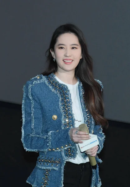 中国の女優 劉亦菲彼女の映画 ハンソンと野獣 上海でのプロモーション イベントに出席 2017 — ストック写真