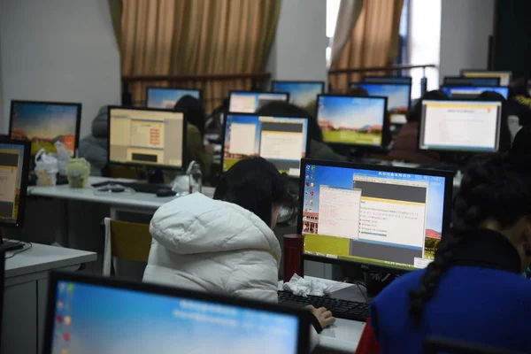 2017年12月20日 中国传媒大学电子体育分析专业的大学生参加该大学的课程 研究电子竞技游戏数据 团队战术和策略 — 图库照片