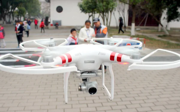 Chinese Girl Operates Unmanned Aerial Vehicle Uav Drone Suzhou City — Stock Photo, Image