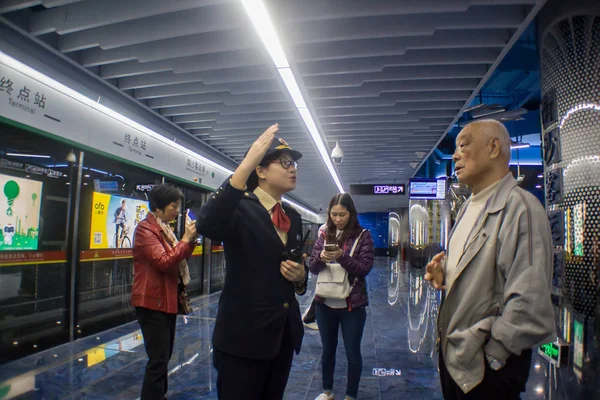 Eine Chinesische Mitarbeiterin Hilft Einem Fahrgast Der Bahn Station Nansha — Stockfoto