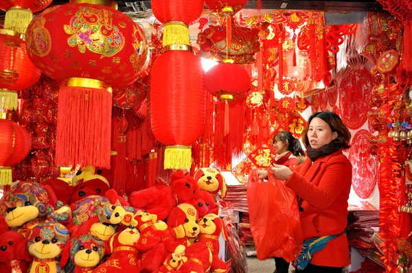 Residentes Chineses Locais Compram Lanternas Vermelhas Decalques Outras Decorações Para — Fotografia de Stock