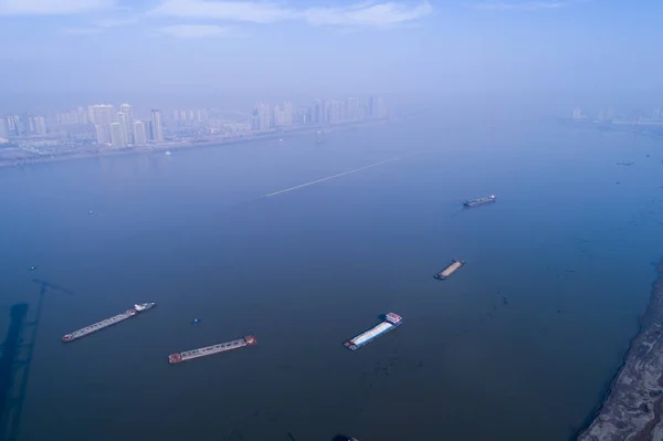 中国の湖北省の武漢市の黄河の水位の低下によって一般に暴露された1キロメートルの長い 砂利道 の空中眺め 月2017 — ストック写真