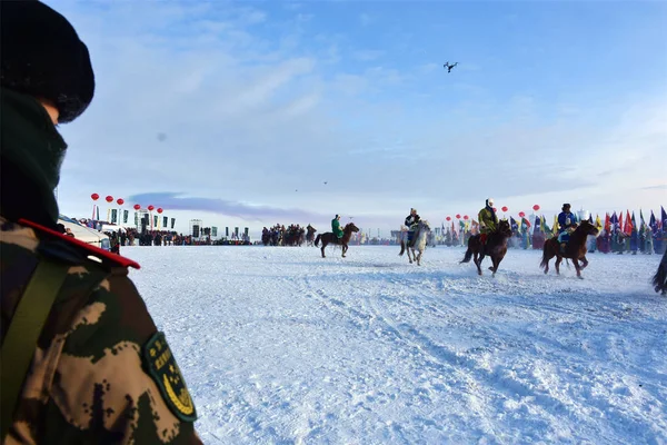 Herdsmen Jeździć Konie Ceremonii Otwarcia Zimy Nadam Fair Chen Barag — Zdjęcie stockowe