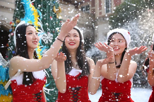 Estudantes Universitários Vestidos Com Trajes Papai Noel Participam Show Victoria — Fotografia de Stock