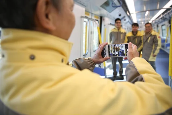 Los Empleados Compañía Transporte Hong Kong Mtr Corp Son Vistos —  Fotos de Stock