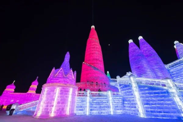 2017年12月26日 在中国东北黑龙江省哈尔滨市 第19届中国哈尔滨冰雪世界 8年展示的灯火通明冰雕 — 图库照片