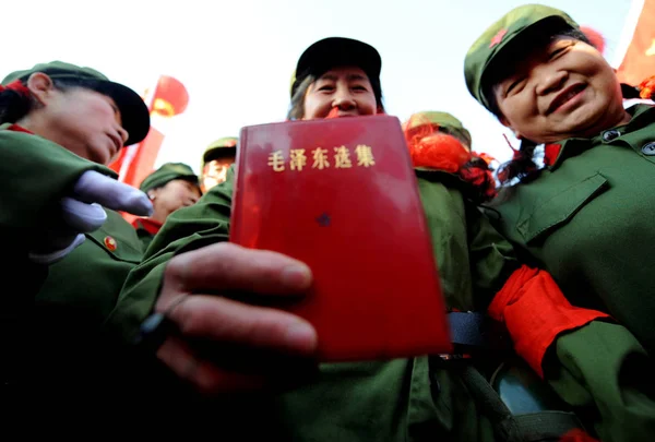 Chinese People Uniform Present Selected Works Mao Zedong Front Statue — Stock Photo, Image