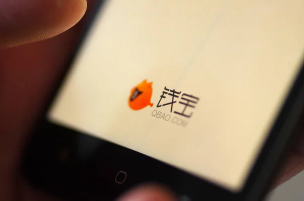 Chinese Mobile Phone User Uses Mobile App Qbao Com Online — Stock Photo, Image