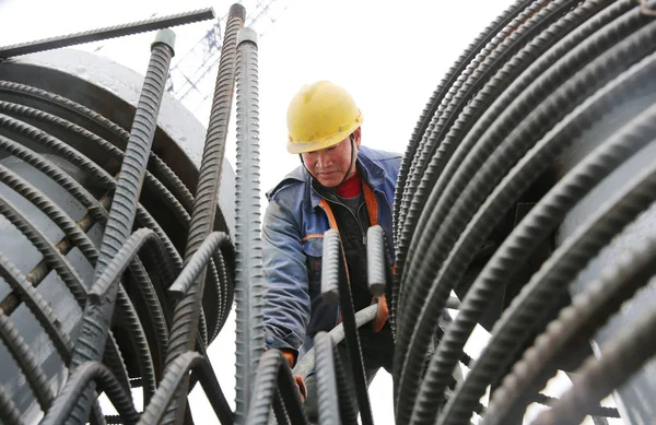 Trabajador Chino Trabaja Cima Del Muelle Principal Del Puente Con —  Fotos de Stock