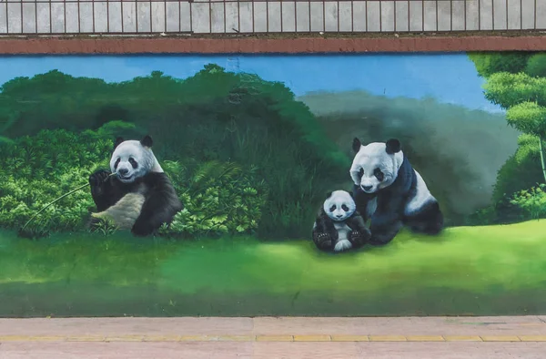 Μια Τοιχογραφία Δείχνει Giant Pandas Και Ένα Σκύμνος Panda Δρόμο — Φωτογραφία Αρχείου