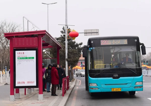 Los Ciudadanos Preparan Para Abordar Autobús Una Parada Autobús Con — Foto de Stock