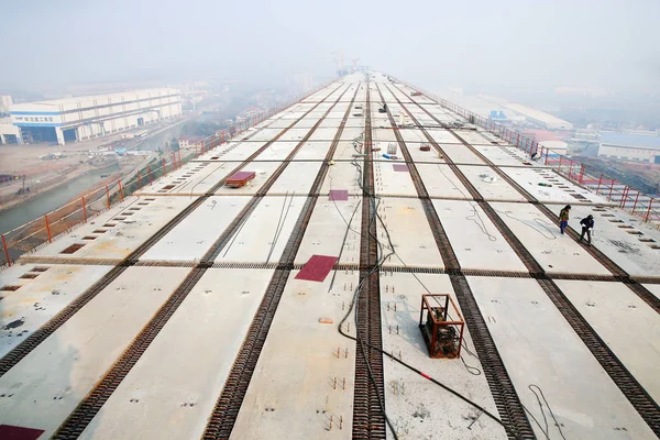 Китайські Робітники Прокласти Палубі Міст Світі Найдовший Вантовий Міст Імператорського — стокове фото
